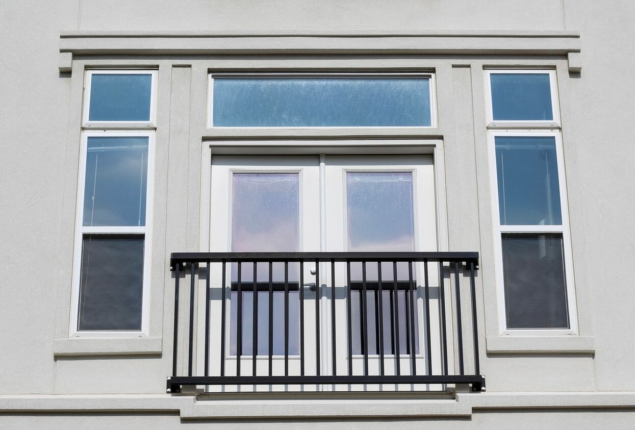 窓に転落防止の手すりを取り付ける費用・価格は？