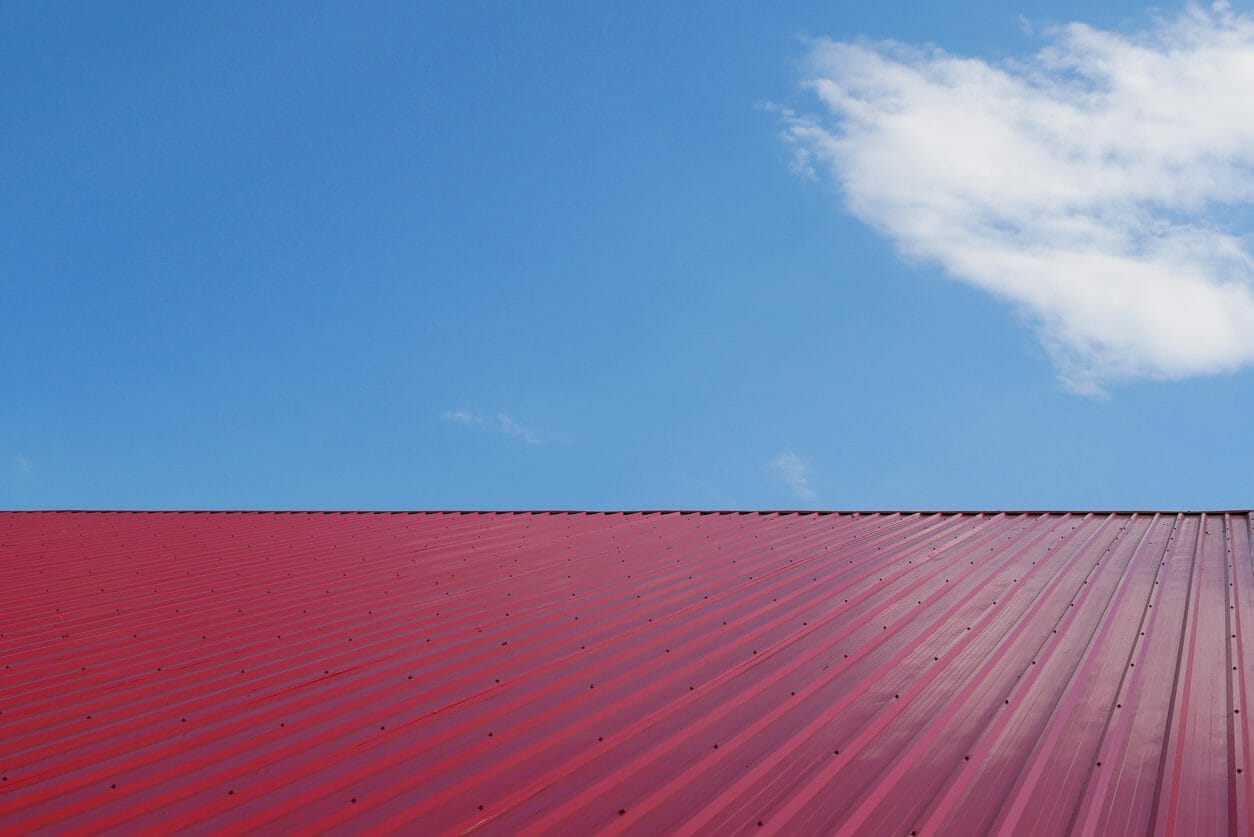 トタン屋根の修理にかかる価格の相場は？棟板金の修理費用も併せて解説！